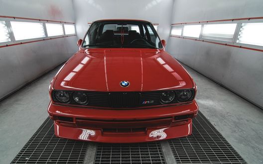 Обои на рабочий стол Красный bmw М3 e30 стоит в покрасочном боксе