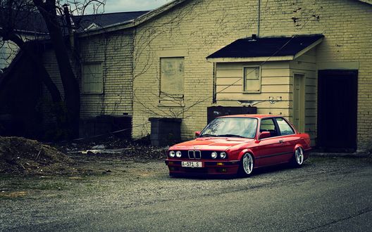 Обои на рабочий стол Красный bmw e30 стоит возле дома