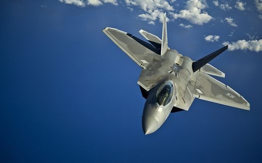 Обои на рабочий стол F-22 Raptor / F-22 Раптор летит в небе