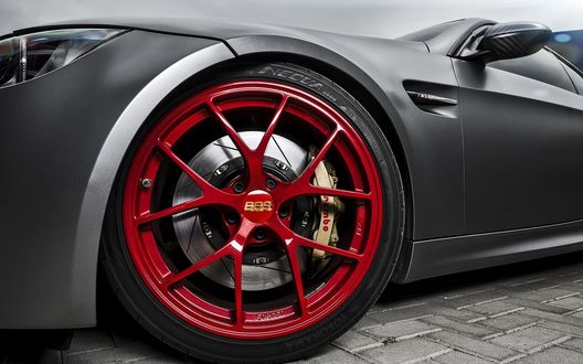 Обои на рабочий стол Красный диск БМВ М3