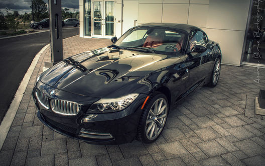 Обои на рабочий стол Черный BMW Z4 стоит возле дома