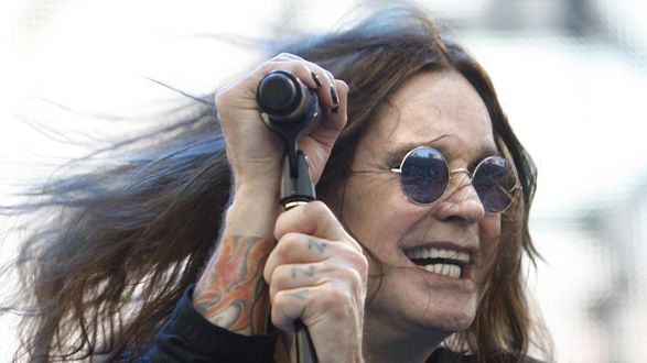 Обои на рабочий стол Ozzy Osborne с микрофоном, в темных очках с развивающимеся волосами
