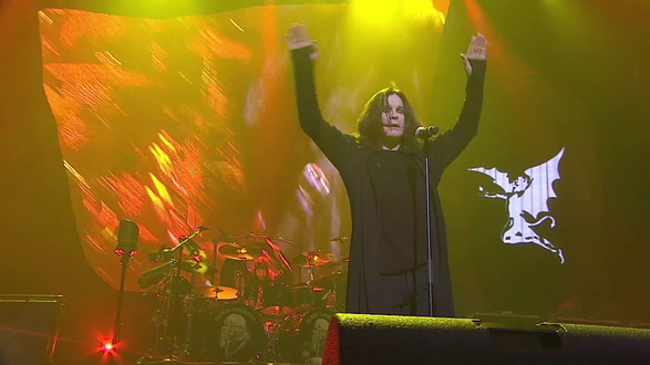 Обои на рабочий стол Ozzy Osborne перед своими фанатами на концерте
