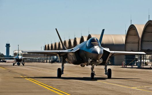 Обои на рабочий стол Истребители-бомбардировщики Lockheed Martin F-35 на взлетной полосе