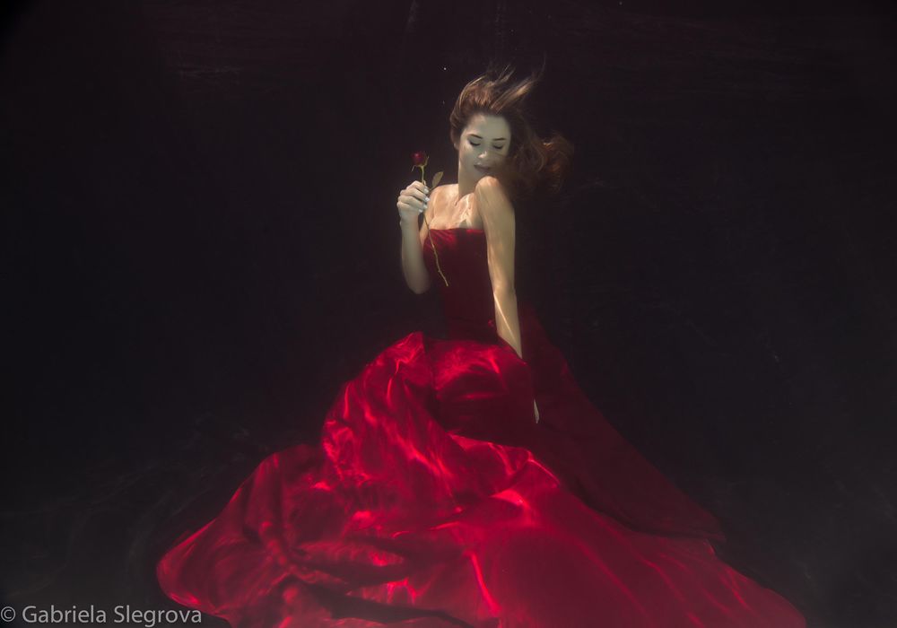 Девушка с розами в красном платье