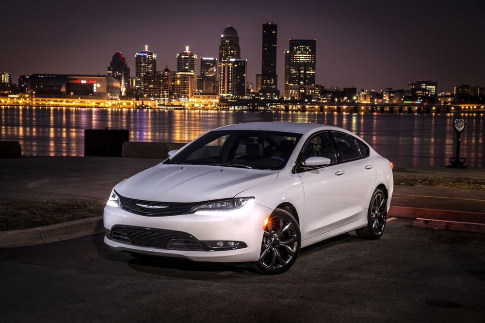 Обои для рабочего стола Автомобиль Chrysler 2015 200 S Белый Металлик стоит на стоянке у реки на фоне большого города, ночь