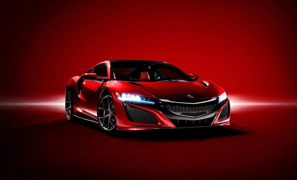 Обои для рабочего стола Автомобиль Acura 2016 Acura NSX Красный Металлик с включенными фарами изображен на красном фоне