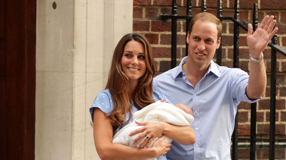 Обои для рабочего стола Принц Уильям и Кейт Миддлтон показали новорожденную миру