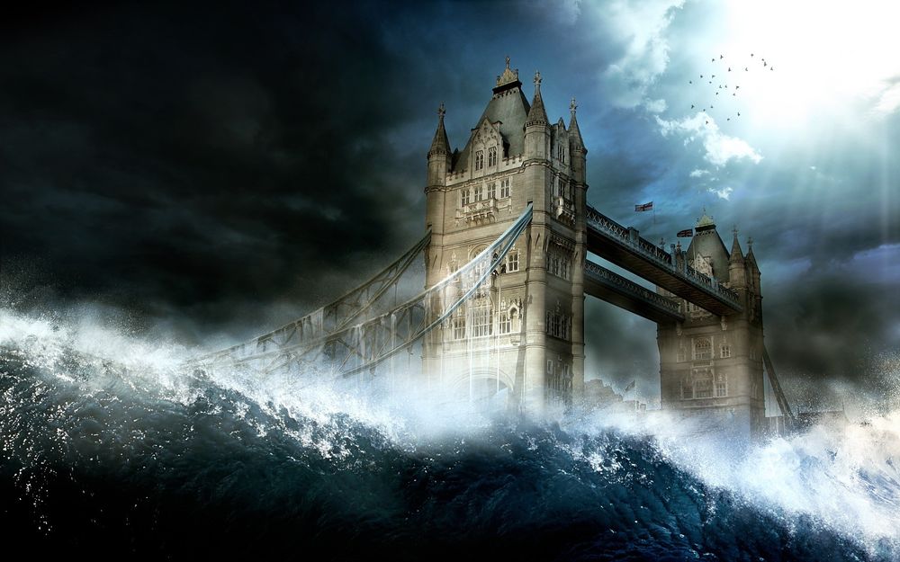 Обои для рабочего стола Огромная волна заливает Тауэрский мост Лондона
