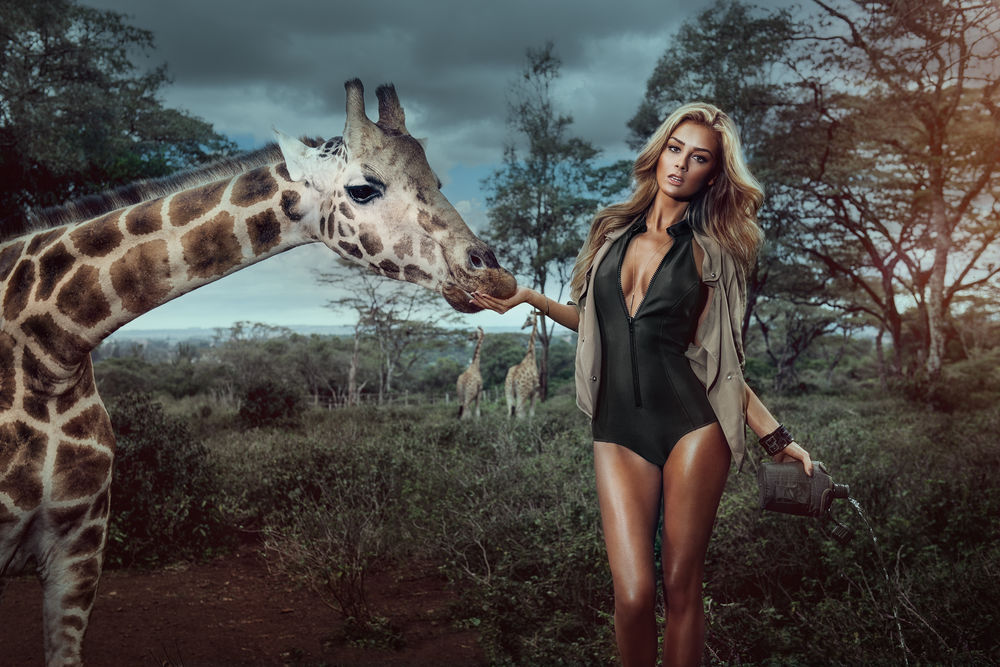 Обои для рабочего стола Модель Вероника Климовиц / Veronika Klimovits кормит с руки жирафа