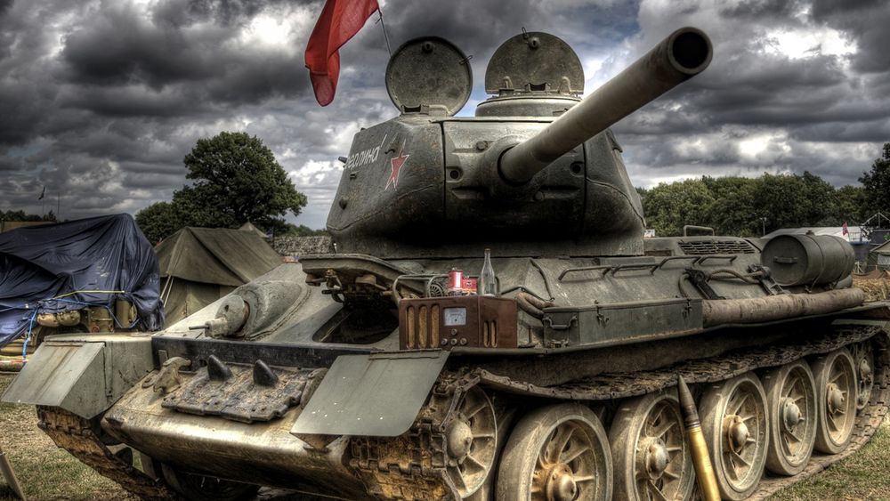 Обои для рабочего стола Легендарный танк Т-34 с красным флагом