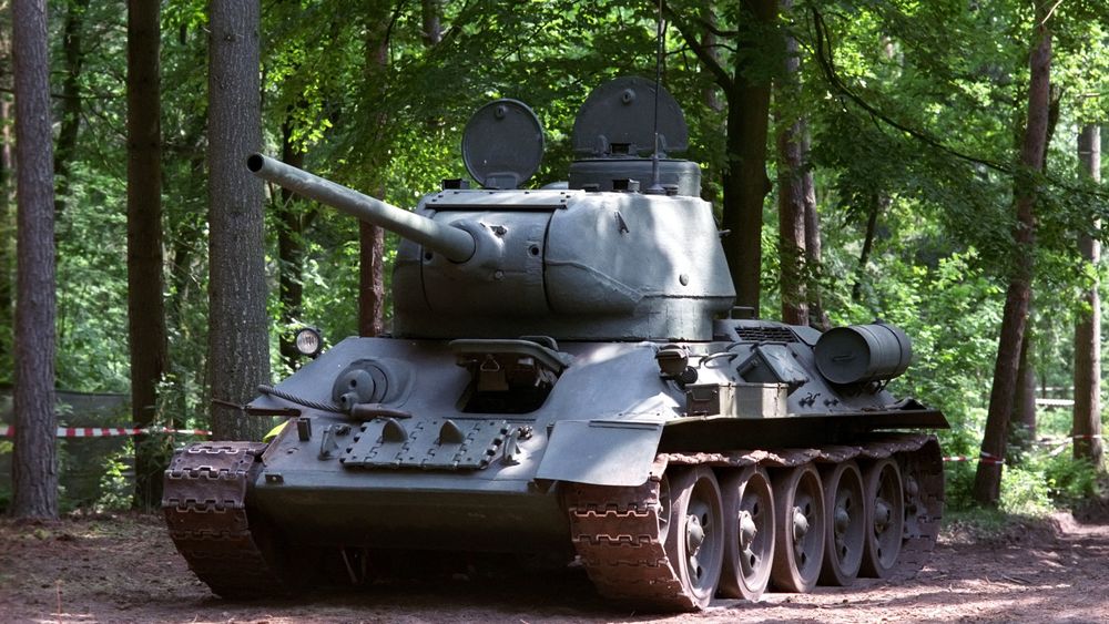 Обои для рабочего стола Легендарная Т-34 стоит в лесу