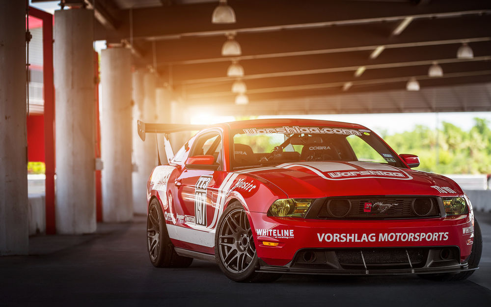 Обои для рабочего стола Ford Mustang / Форд Мустанг стоит под эстакадой
