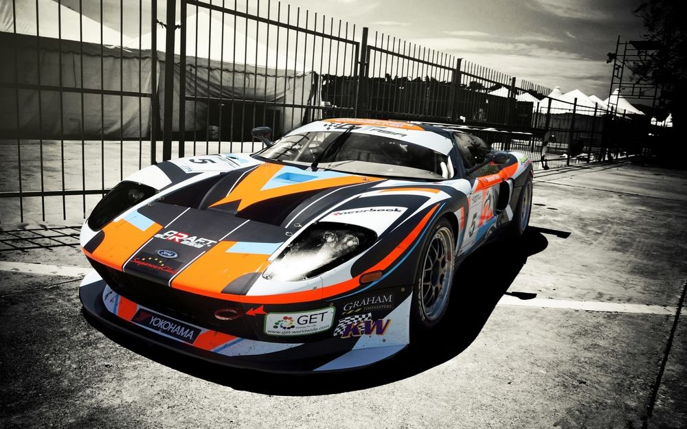 Обои для рабочего стола Ford GT тюнинг возле забора