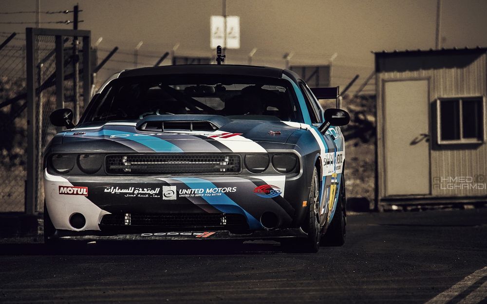 Обои для рабочего стола Dodge challenger srt8 carshow