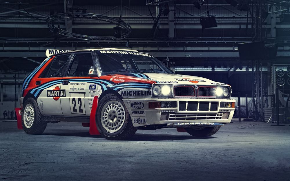 Обои для рабочего стола Авто Lancia delta integrale стоит в боксе