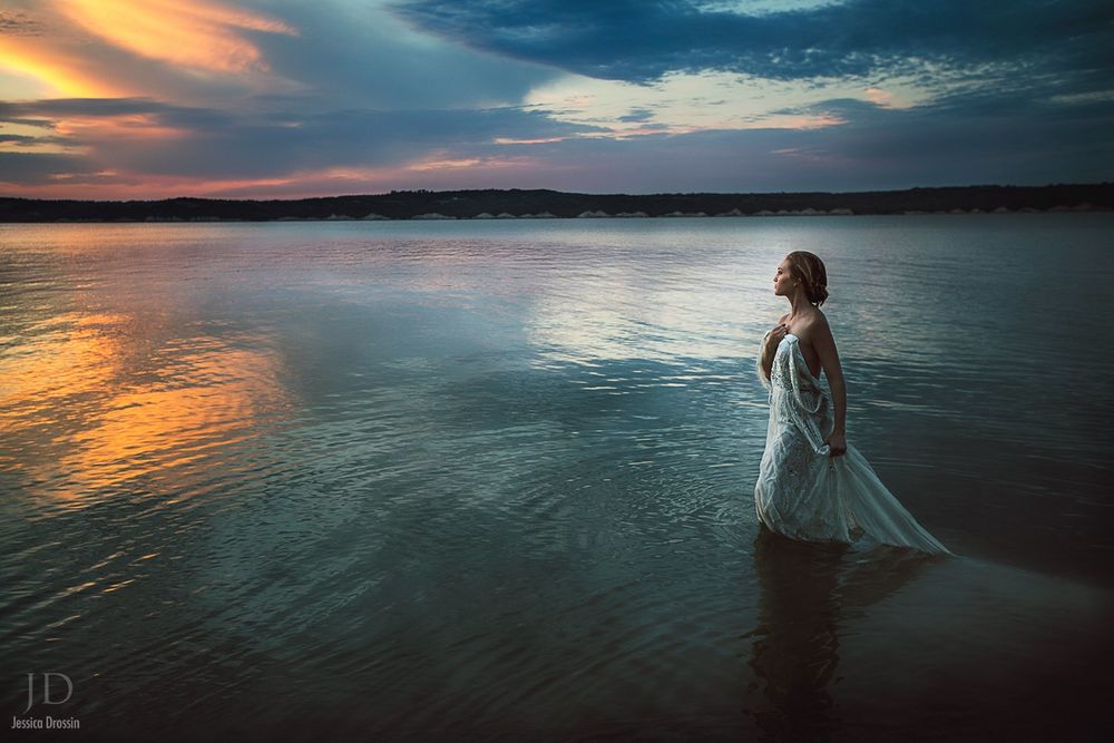 Обои для рабочего стола Девушка стоит в воде, ву Jessica Drossin