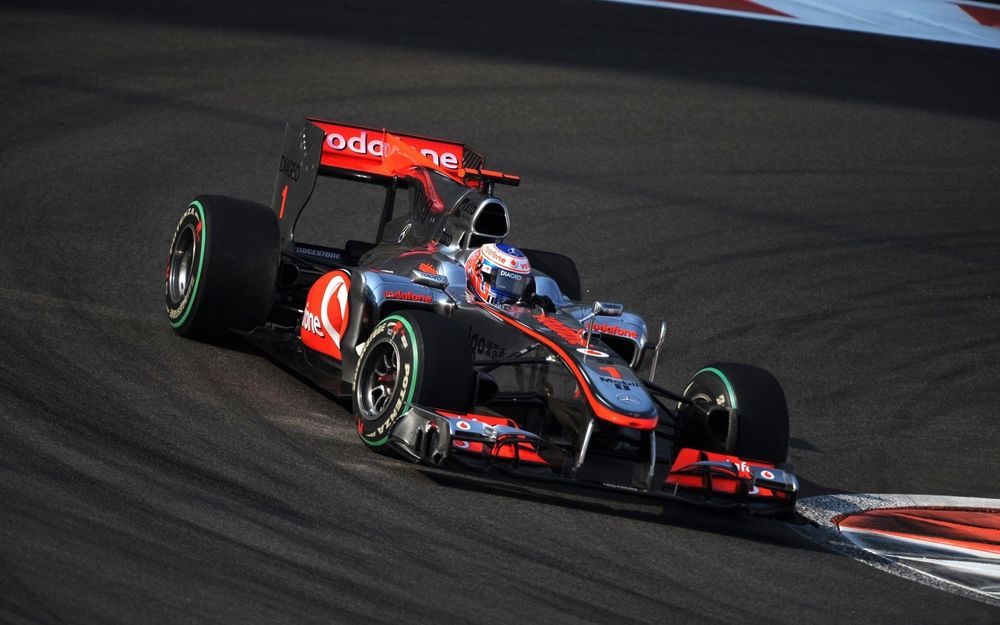 Обои для рабочего стола Гоночный болид F1 на скоростной трассе