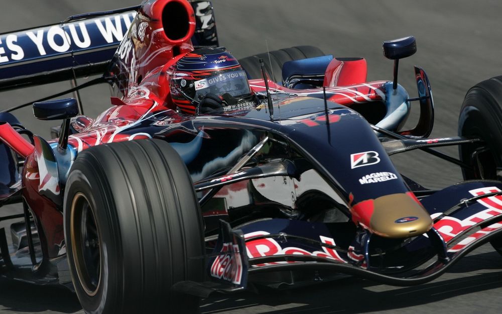 Обои для рабочего стола Гоночный болид F1 на скоростной трассе