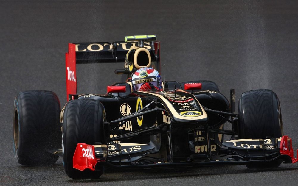 Обои для рабочего стола Гоночный болид F1 на скоростной трассе