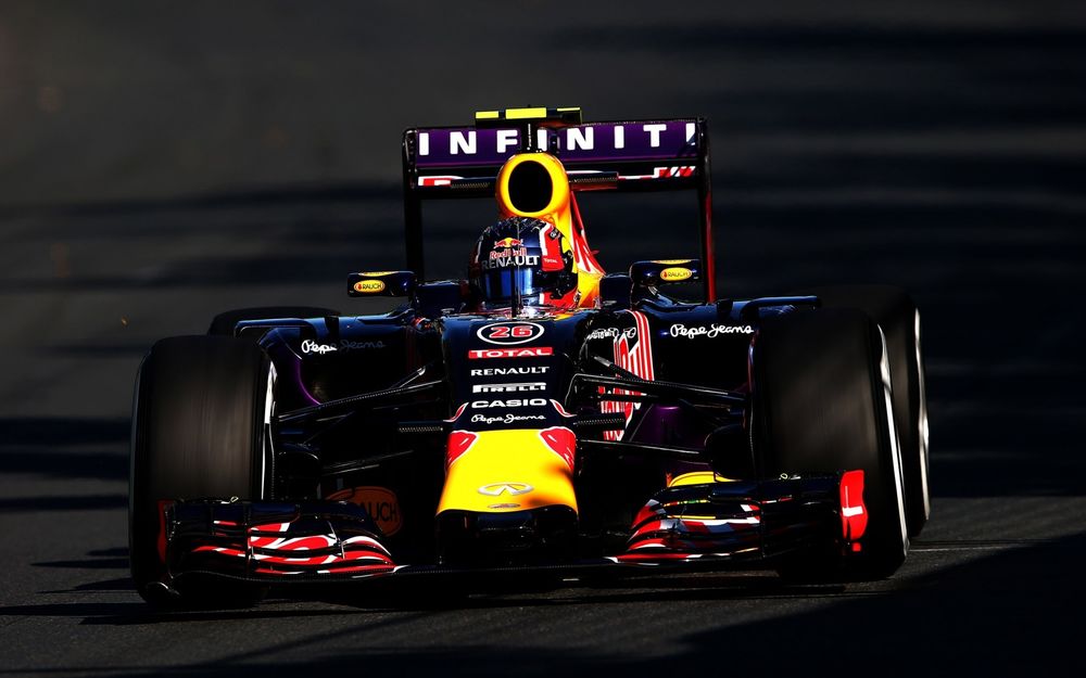 Обои для рабочего стола Гоночный болид F1 на скоростной трассе