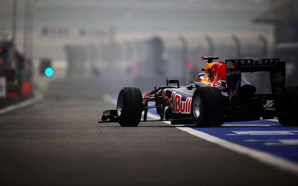 Обои для рабочего стола Гоночный болид F1 выезжает из боксов