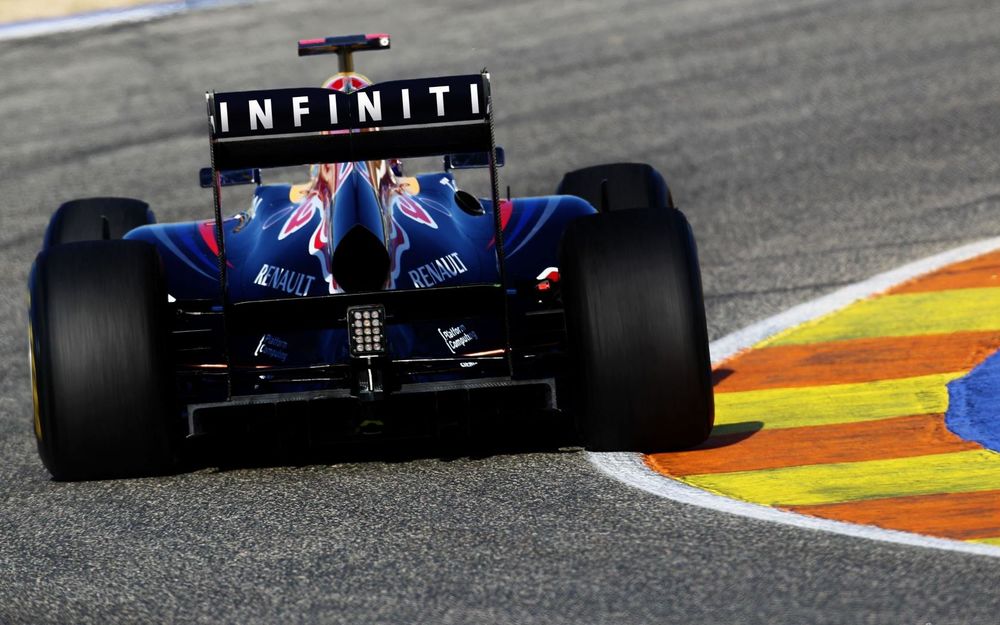 Обои для рабочего стола Гоночный болид F1 на скоростной трассе