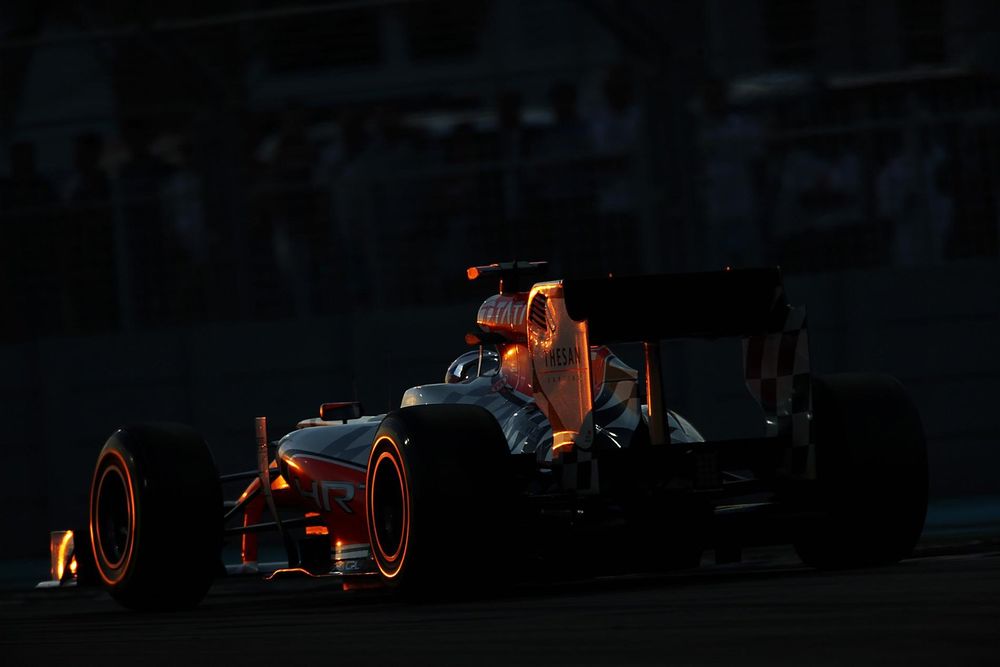 Обои для рабочего стола Гоночный болид F1 на скоростной трассе