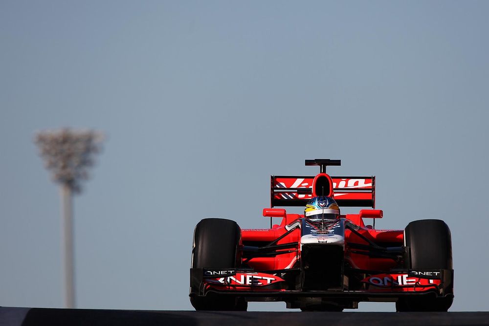 Обои для рабочего стола Гоночный болид F1 на скоростной трассе