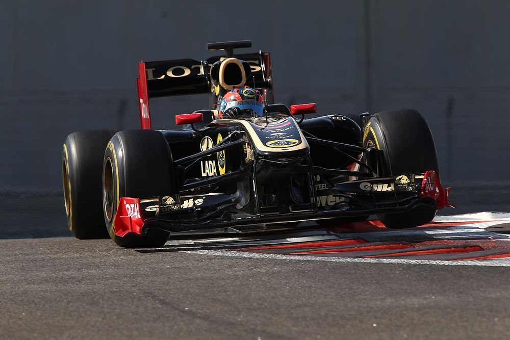 Обои для рабочего стола Гоночный болид F1 на скоростной трассе