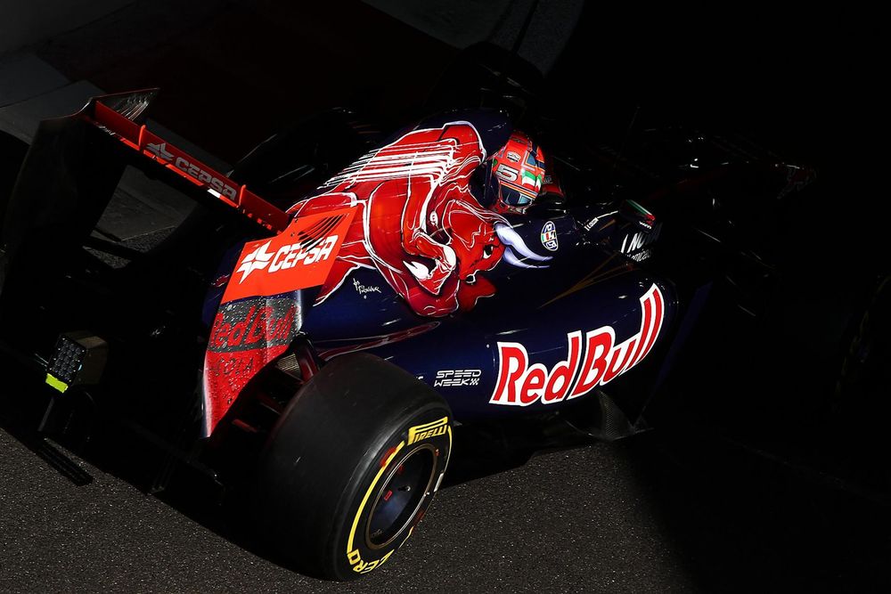 Обои для рабочего стола Гоночный болид F1 на скоростной трассе
