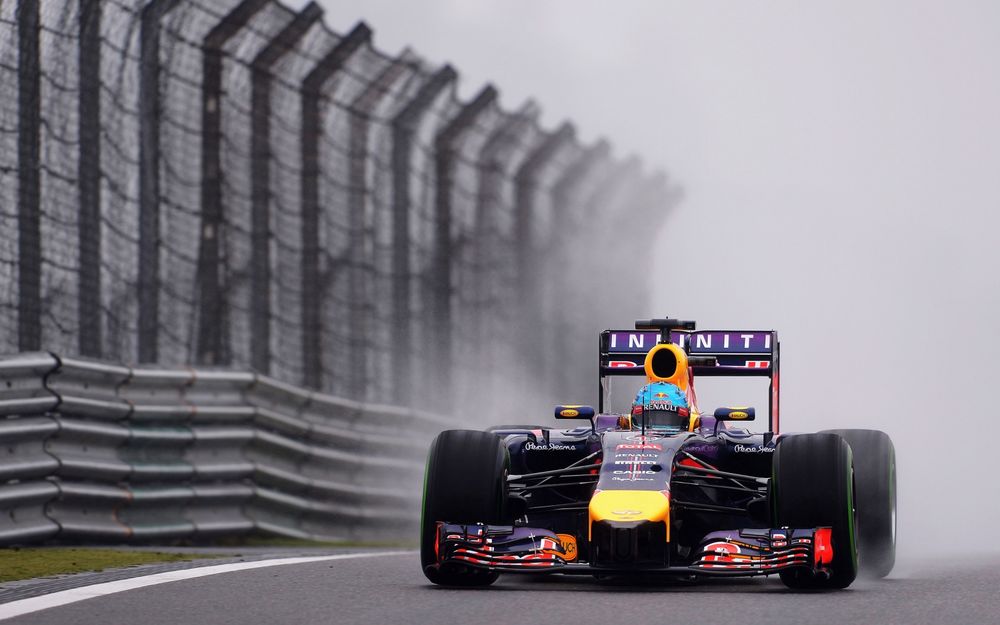 Обои для рабочего стола Гоночный болид F1 на скоростной трассе в дождь