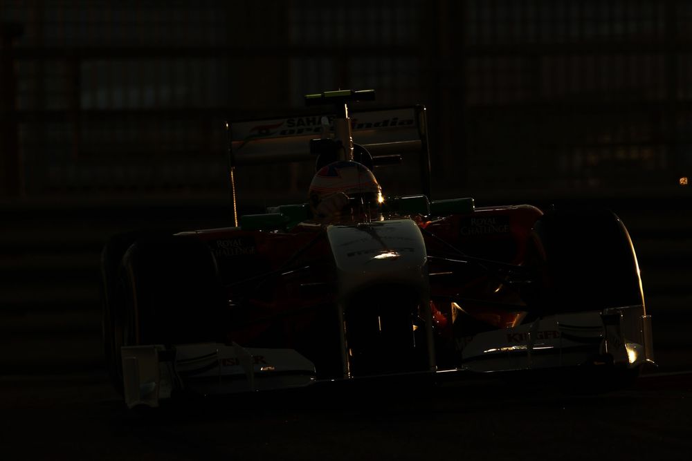 Обои для рабочего стола Гоночный болид F1 на скоростной трассе ночью