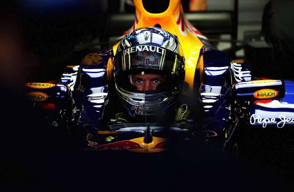 Обои для рабочего стола Гоночный болид F1 с пилотом в боксах
