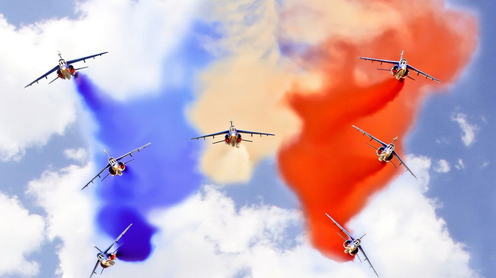 Обои для рабочего стола Самолеты в небе из дымовой подсветки изображают российский триколор