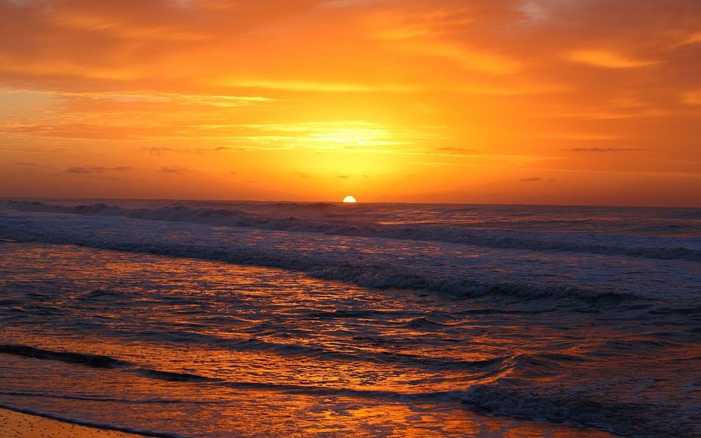 Обои для рабочего стола Закат над неспокойным морем