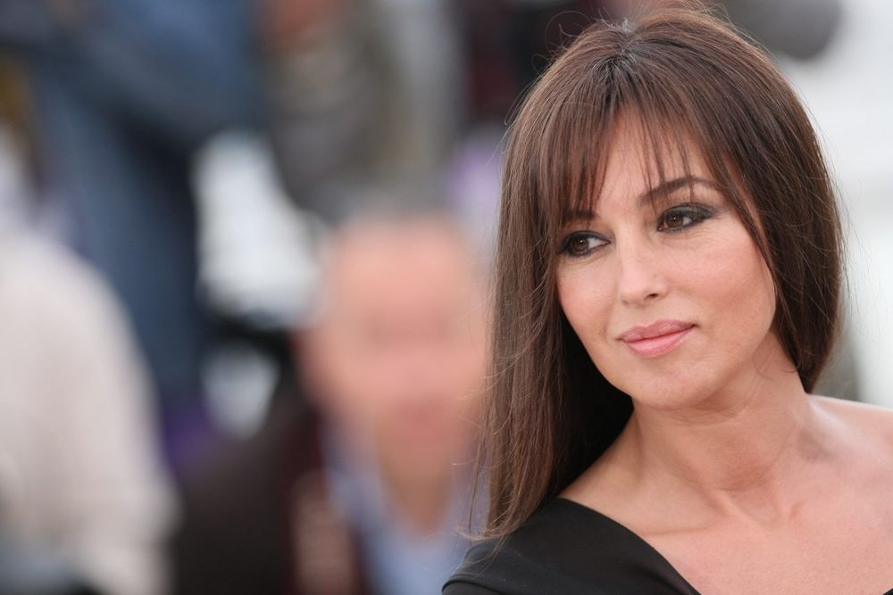 Обои для рабочего стола Monica Bellucci итальянская актриса позирует журналистам