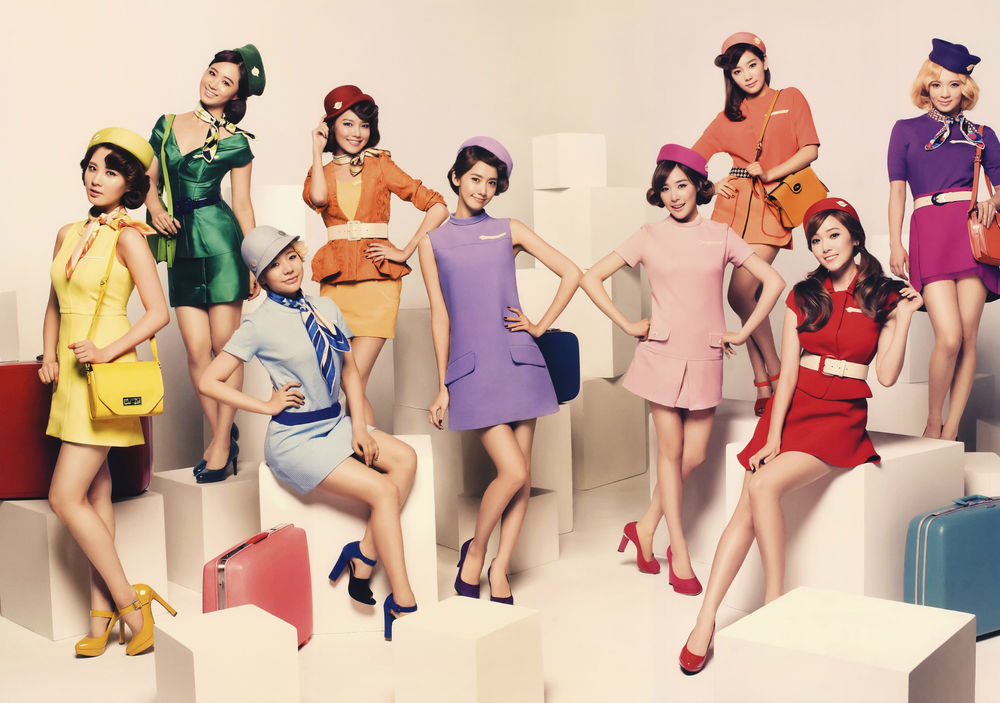 Обои для рабочего стола Girls generation, k-pop, азиатки в форме стюардесс с сумками позируют на сером фоне, Южная Корея