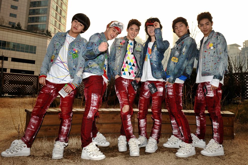 Обои для рабочего стола Группа U-kiss, k-pop idol, парни в рваных джинсах и белых кроссовках позируют на улице