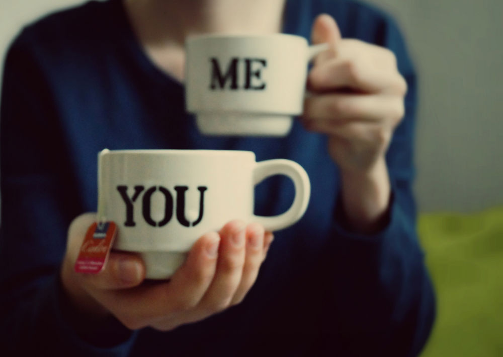 Обои для рабочего стола Девушка держит чашки с надписями, you me (тебе, мне), ву Hoffnungsschimmer