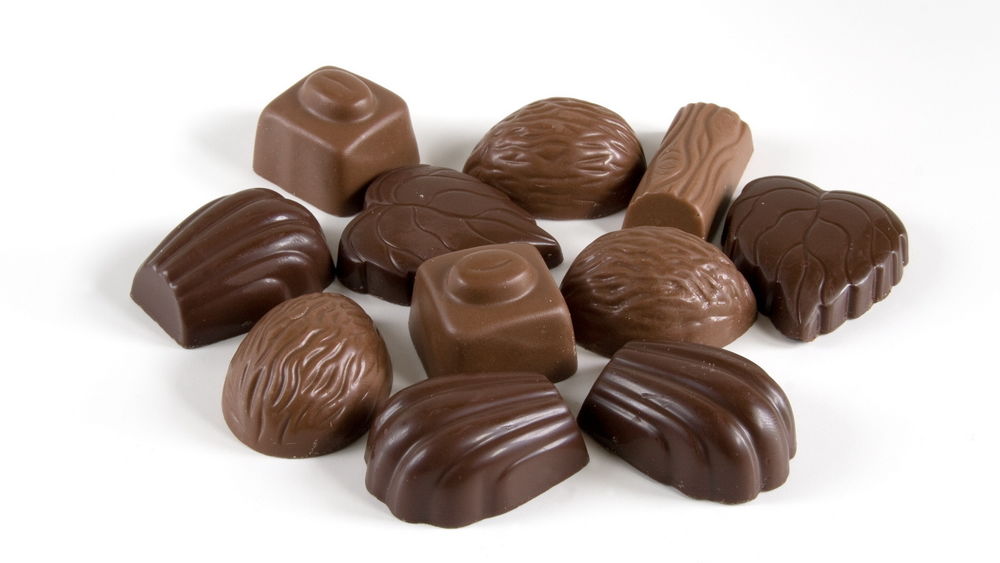 Обои для рабочего стола Шоколадные конфеты различных форм и начинок