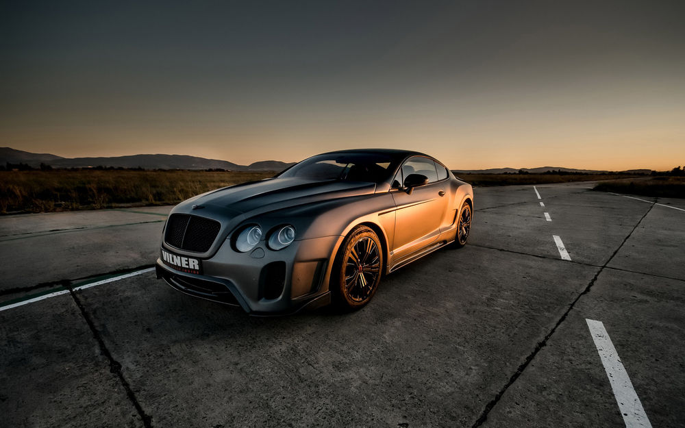 Обои для рабочего стола Bentley GTS стоит на трассе