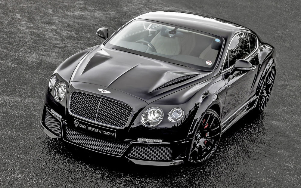Обои для рабочего стола Bentley GTS стоит на площадке