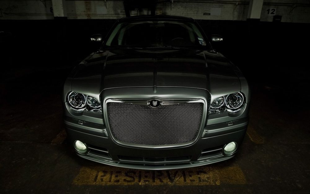 Обои для рабочего стола Передняя часть тюнингового Bentley GTS