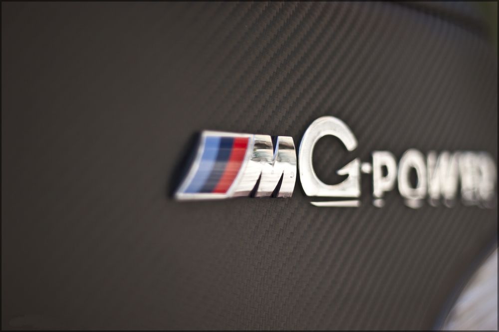Обои для рабочего стола Шильдик на карбоновом крыле BMW M5 GPower