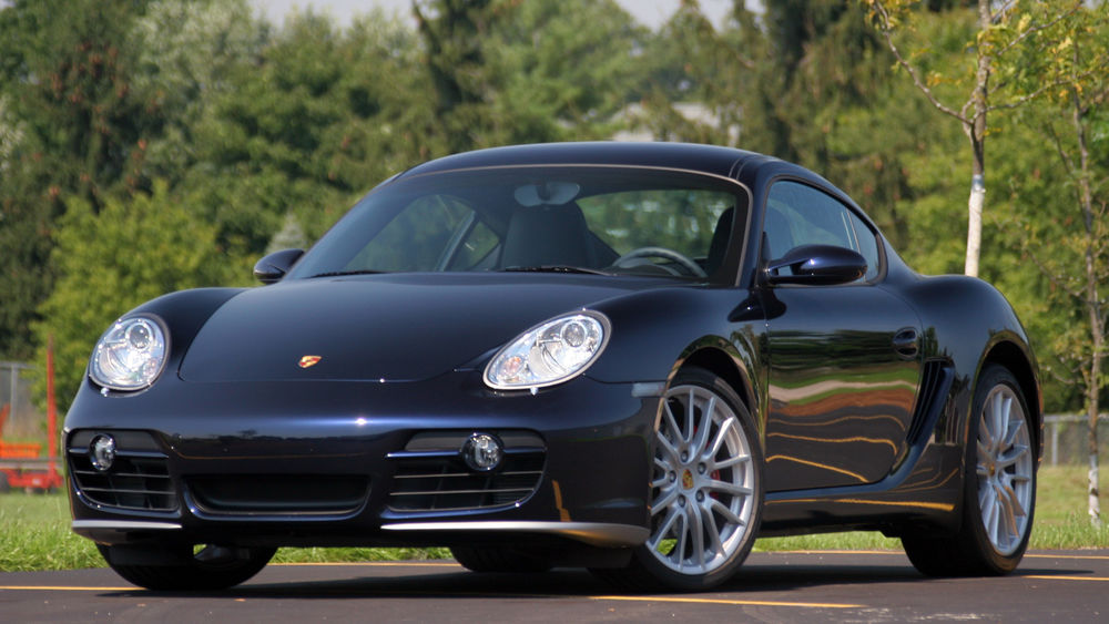 Обои для рабочего стола Автомобиль Porsche Cayman S стоит на дороге
