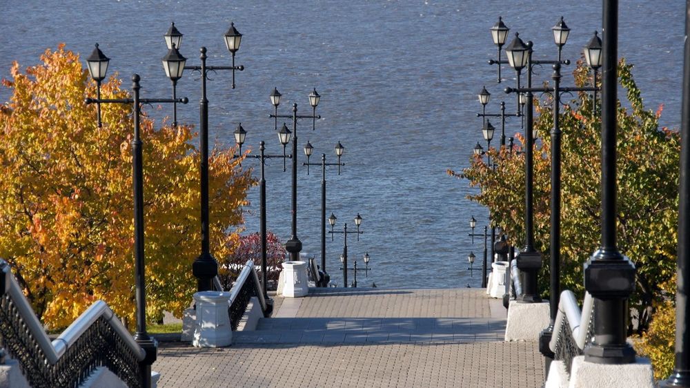 Обои для рабочего стола Лестница, спуск к морю, деревья, фонари
