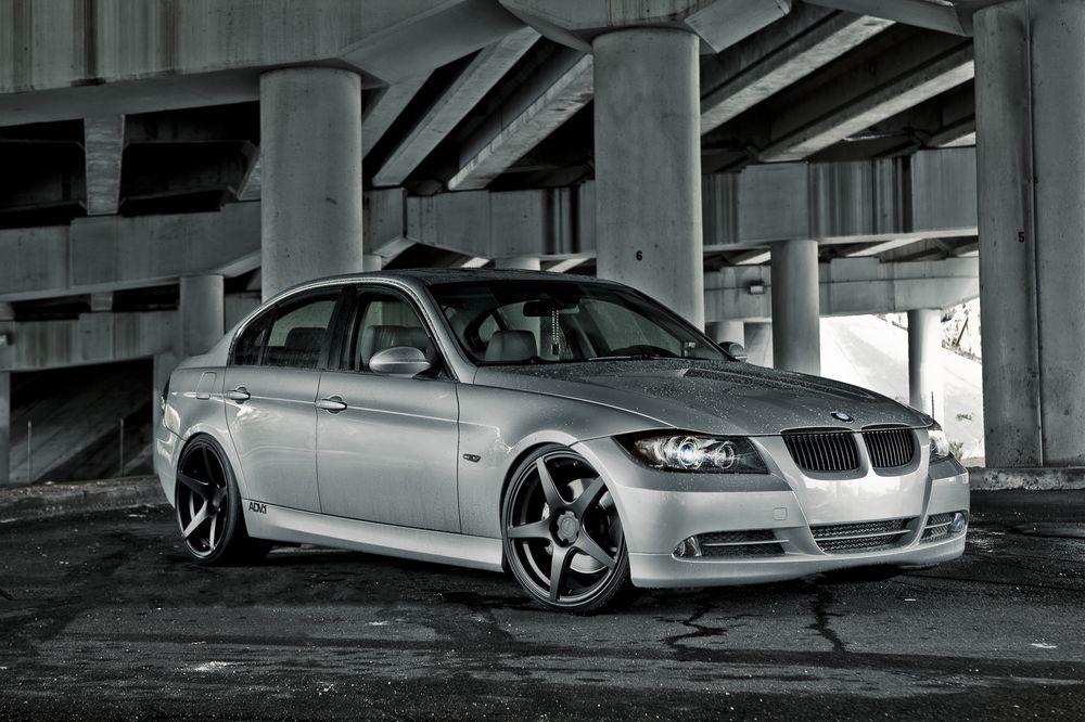 Обои для рабочего стола Серый bmw 335i на дисках adv5. 1 Flowspec 20 стоит на паркинге