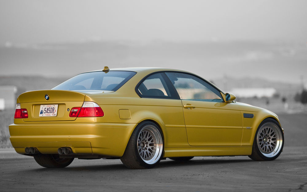Обои для рабочего стола Желтый bmw e46 m3 стоит на площадке (вид сбоку)