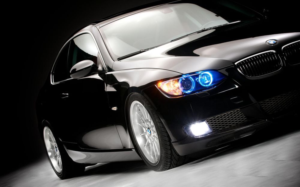 Обои для рабочего стола Черный bmw e92 335i с включенными фарами